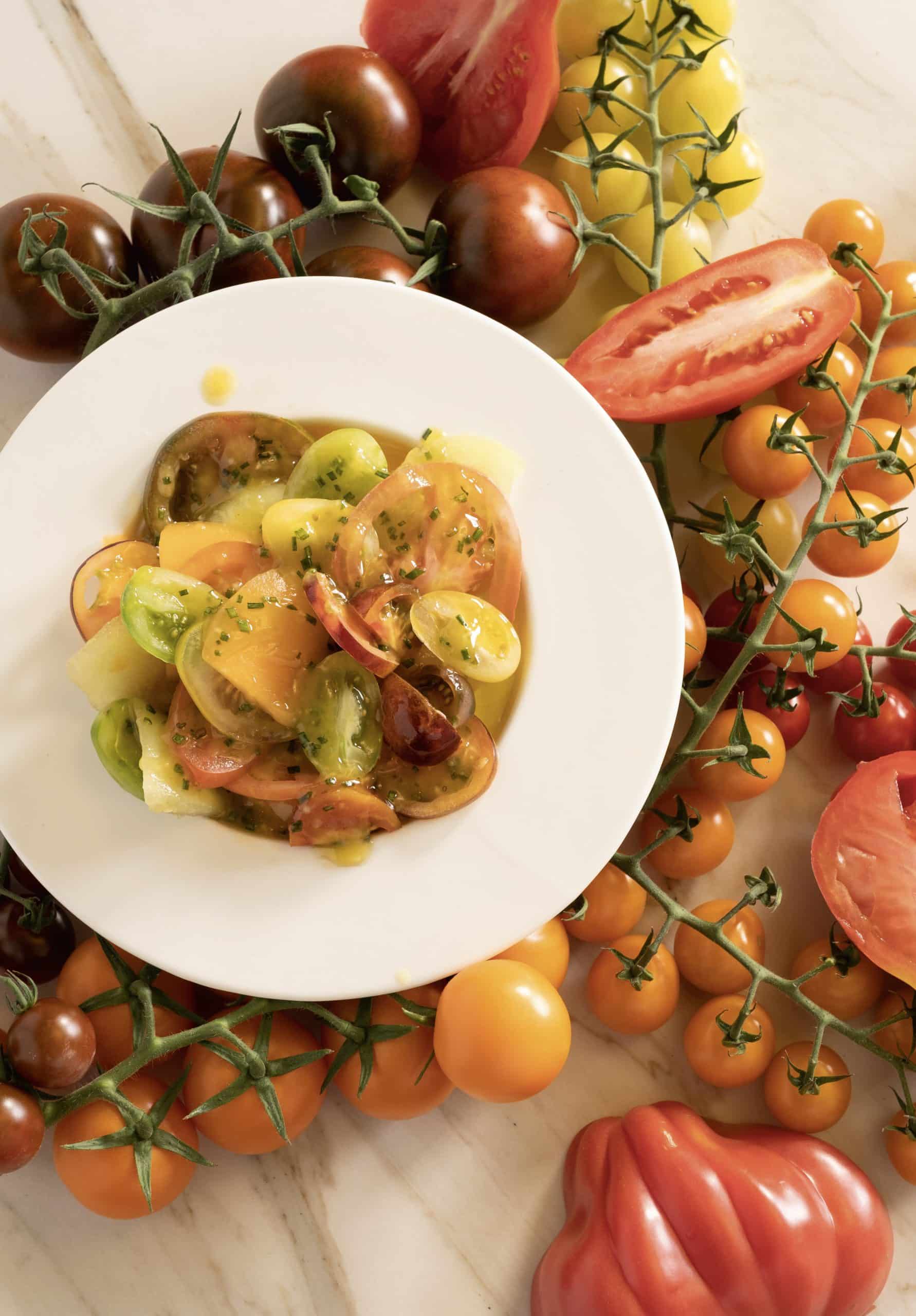 Ensalada de tomate con melón y cebolleta y aderezo de tomate